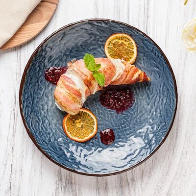 Филе куриное с творожным сыром в сырокопченом беконе с малиновым соусом в Мука по цене 840 ₽