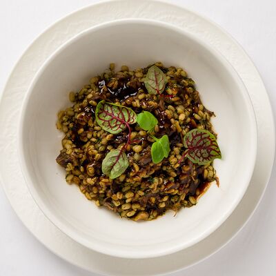 Перловая каша с бычьими хвостами в Dr. Живаго по цене 890 ₽