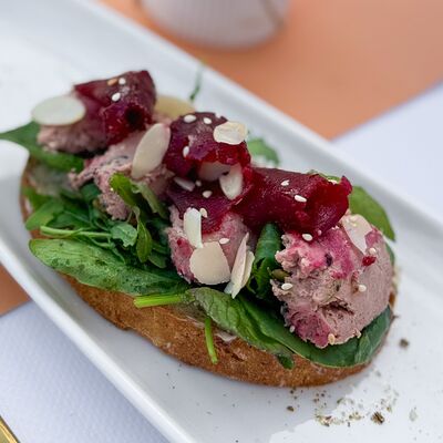 Брускетта с утиным паштетом и свеклой в Wow Tortik по цене 410 ₽