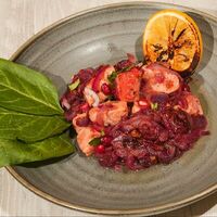 Лосось, жаренный с красным луком в Троя