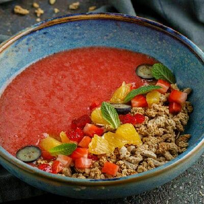 Домашняя гранола с клубничным смузи в Баклажан в ТЦ 