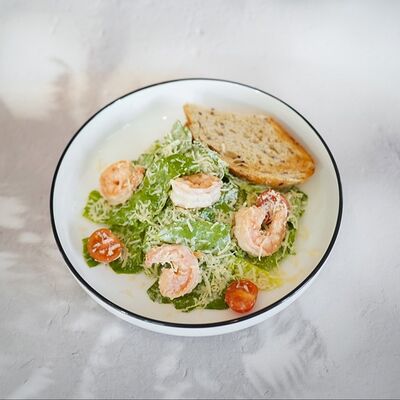 Цезарь с креветками и пармезаномв Gagarin Coffee & Kitchen по цене 510 ₽