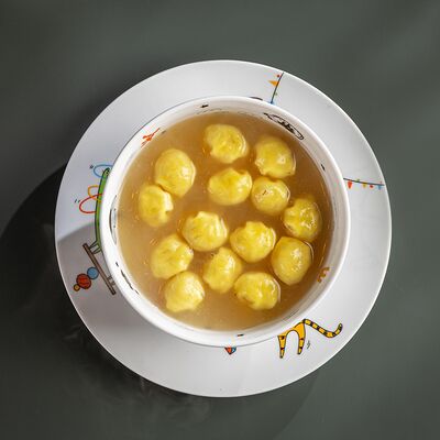 Куриный бульон с мини-равиоли из индейкив Green Pub по цене 518 ₽