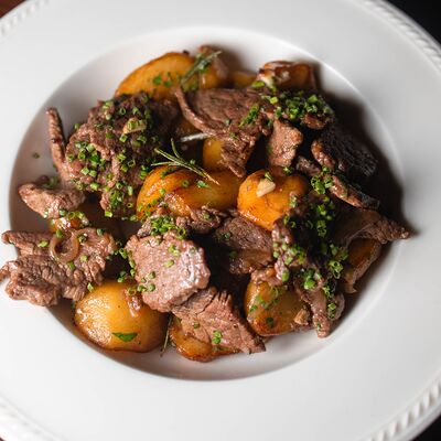 Жареный картофель с говяжьей вырезкой в Old Whale pub по цене 780 ₽