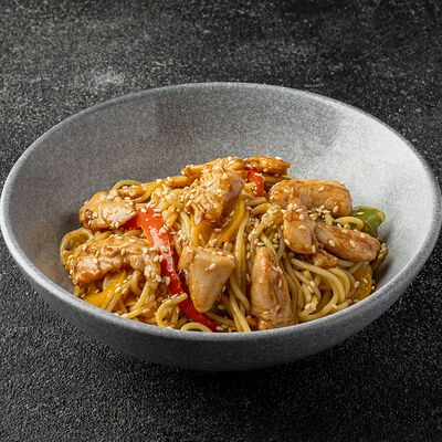 Яичная лапша с курицей в Роллофф по цене 499 ₽