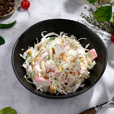 Салат крабовый с рисом в Петрушка по цене 282 ₽