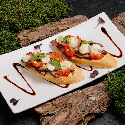 Брускетта с ростбифом и моцареллой в Реконструкция по цене 690 ₽