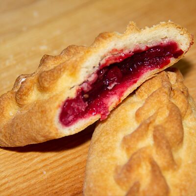 Пирожок на песочном тесте с брусникой в Хлеборезов по цене 59 ₽