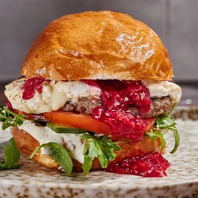 Бургер с запечённым камамбером, малиной и рукколой в Гастробар DOM по цене 650