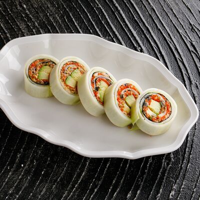 Фирменный овощной ролл в Ginza по цене 1490 ₽