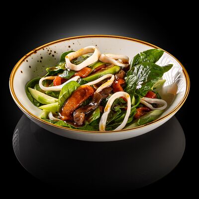 Салат с кальмаром и печеным перцемв Мидийный бар по цене 549 ₽