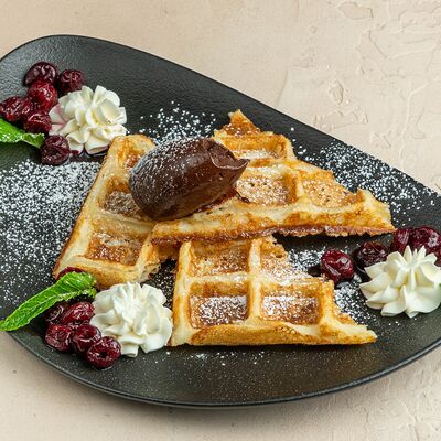 Вафли с шоколадным ганашем в Brasserie Kriek по цене 660 ₽