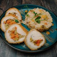 Куриный рулет с рисом и овощами в Вкус кафе