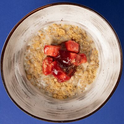 Овсяная каша с яблоком и малиновым соусом в Tine по цене 320 ₽