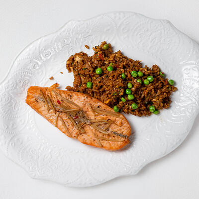 Лосось в медово-имбирной заправке с рисом в Бибирево по цене 1900 ₽