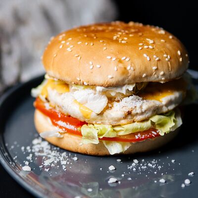 Бургер Цезарь в Sushi Box по цене 620 ₽