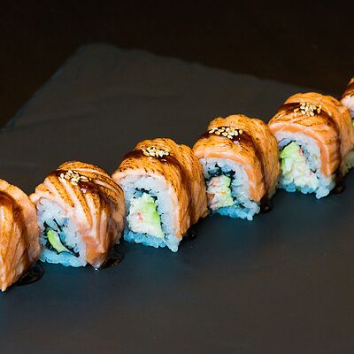 Ролл с опаленным лососем в Чайхана в ТЦ Океания по цене 1656 ₽