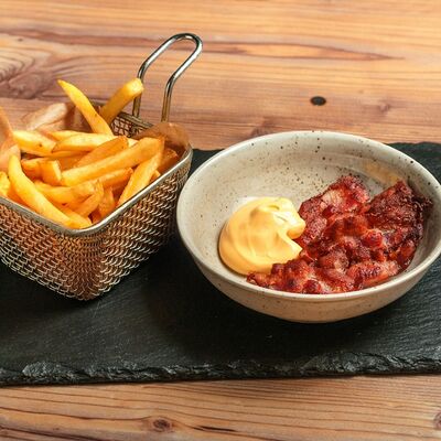 Картофель фри с беконом под сырным соусом в Караоке Соло по цене 280 ₽