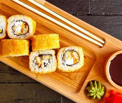 Теплый ролл с лососем и угрем в Pho Hoi An по цене 559 ₽