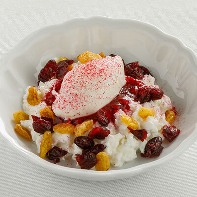 Творог со сметаной и малиновым конфитюром в Harvest по цене 650 ₽