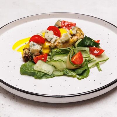 Цыпленок, запеченный с песто и сыром Дорблю в Амстердам по цене 555 ₽