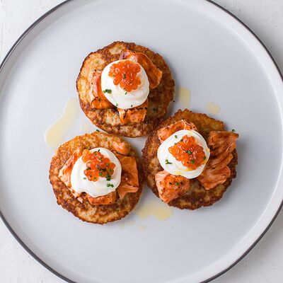 Драники с лососем, сливочным сыром и красной икрой в Березка по цене 35 р.