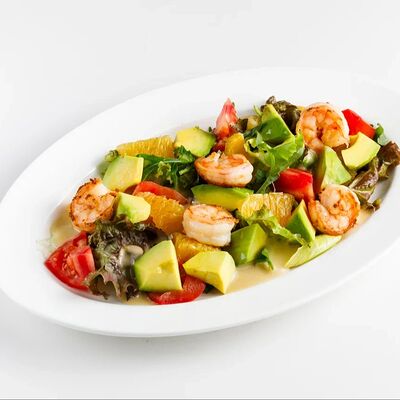 Салат с креветками, апельсином, авокадо и томатами в Гости по цене 650 ₽