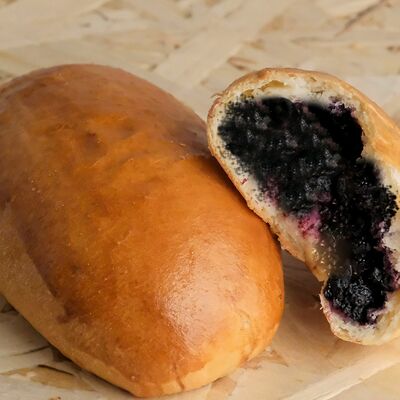 Пирожок с черникой в Пирожковая по цене 135 ₽