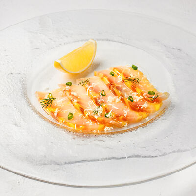 Копченый енисейский осетр с хреном и зеленым луком в Sadko по цене 1348 ₽