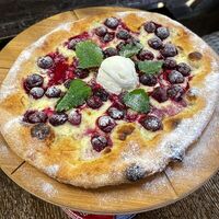 Сладкая пицца с маскарпоне и вишней в Iris