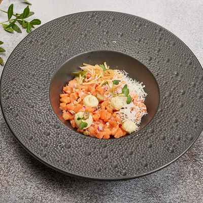 Тартар из мурманской форели с хрустящим картофелем в Family Grill по цене 880 ₽
