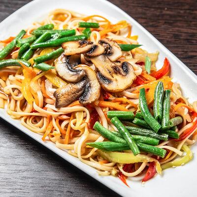 Яки удон с овощами в Суши Рай по цене 389 ₽