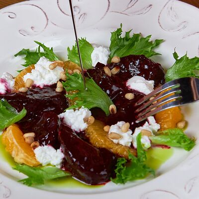 Салат с печеной свеклой и апельсином в Паста Фэмили по цене 450 ₽