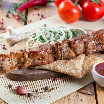 Шашлык из свинины (мякоть) Комбо со свежими овощами в Жорики кухня на углях по цене 530 ₽