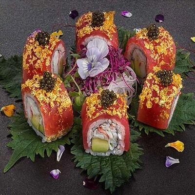 Ролл из тунца блюфин, камчатского краба, с черной икрой в золоте в Bluefin по цене 7600 ₽