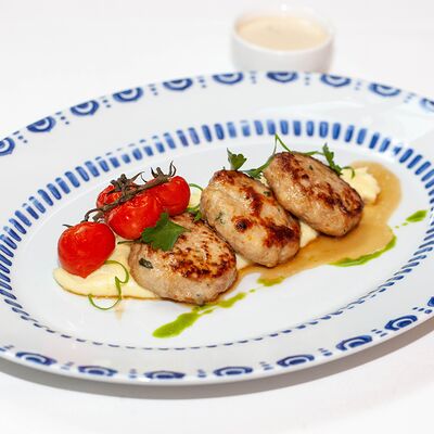 Куриные котлеты с картофельным пюре, соус из белых грибов и трюфель в Ivanka по цене 2100 ₽