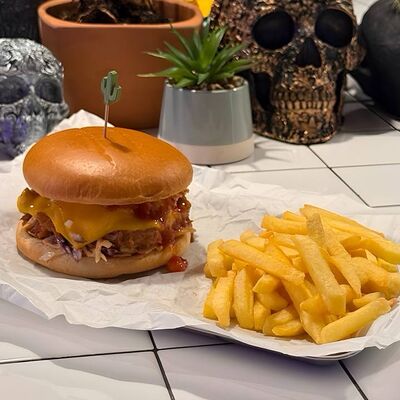 Бургер с рваной свининой в Такерия Dos Amigos по цене 600 ₽