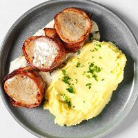 Медальон из свинины в сливочно-грибном соусе с картофелем в Il SUSh-ka