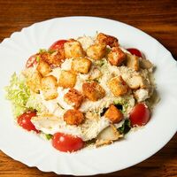 Салат Цезарь с курицей в Хинкали-Дали