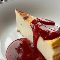 Испанский чизкейк с ванилью и ягодным соусом в More More