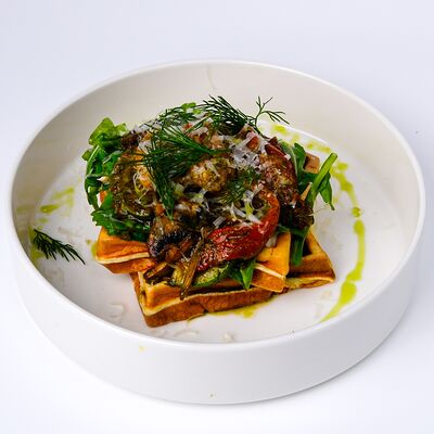 Вафли с мариноваными овощами, шампиньонами и укропным песто в Сойка Cafe по цене 530 ₽