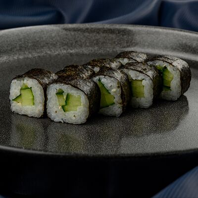 Мини ролл с огурцом в Роллинка по цене 110 ₽