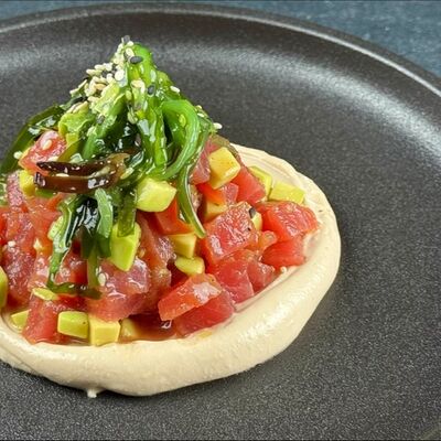 Тартар из тунца в По Чесноку по цене 659 ₽