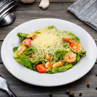 Салат Цезарь с креветкамив Метелица по цене 490 ₽