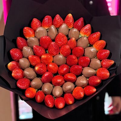 Огромный букет из клубникив Sweet Boom по цене 13999 ₽