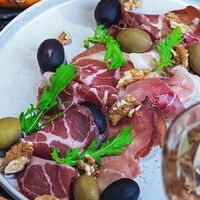 Тарелка итальянских мясных деликатесов в Soul&Spirits