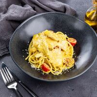 Паста с курицей карри в Encore Cafe