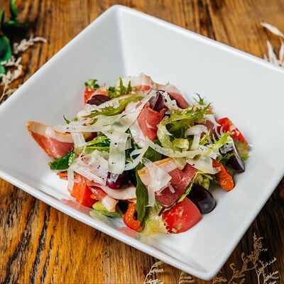 Зеленый салат с утиной грудкойв Рюмочная Prolive по цене 590 ₽