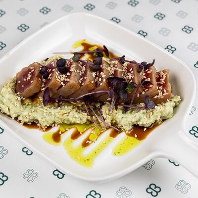 Татаки из тунца с мятым авокадо в Selfish по цене 1050 ₽