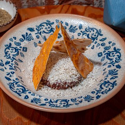 Тартар из говядины с сыром Белпер кнолле в Мазл Тов по цене 690 ₽